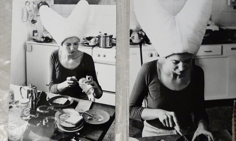 Ulrike Rosenbach, „Hauben in der Küche", 1973
